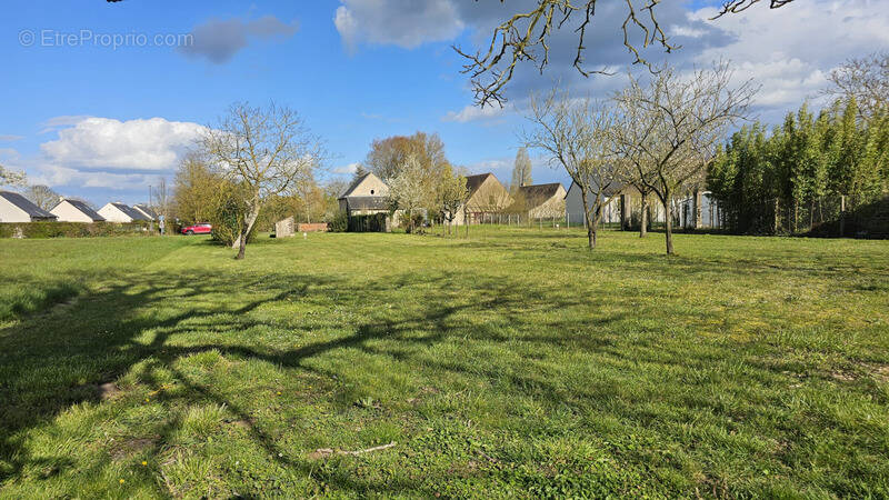 Terrain à CHANNAY-SUR-LATHAN