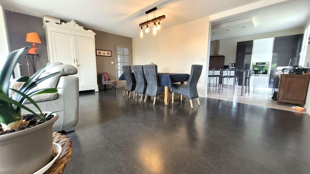 EXCLUSIVITE à CORMELLES LE ROYAL, maison de 7 pièces  165m² sur sous-sol terrain 1000m² - photo 5