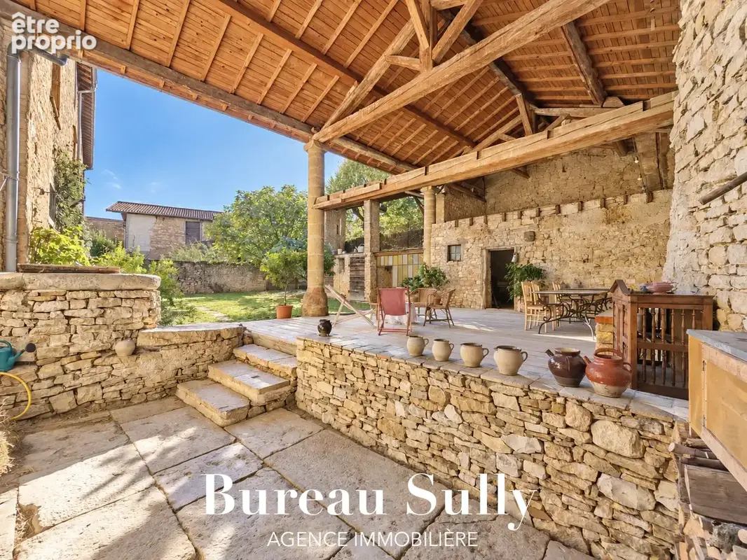 POLEYMIEUX-AU-MONT D'OR - Belle maison de caractère en pierres dorées T4 de 200m2 avec nombreuses dépendances - photo 2