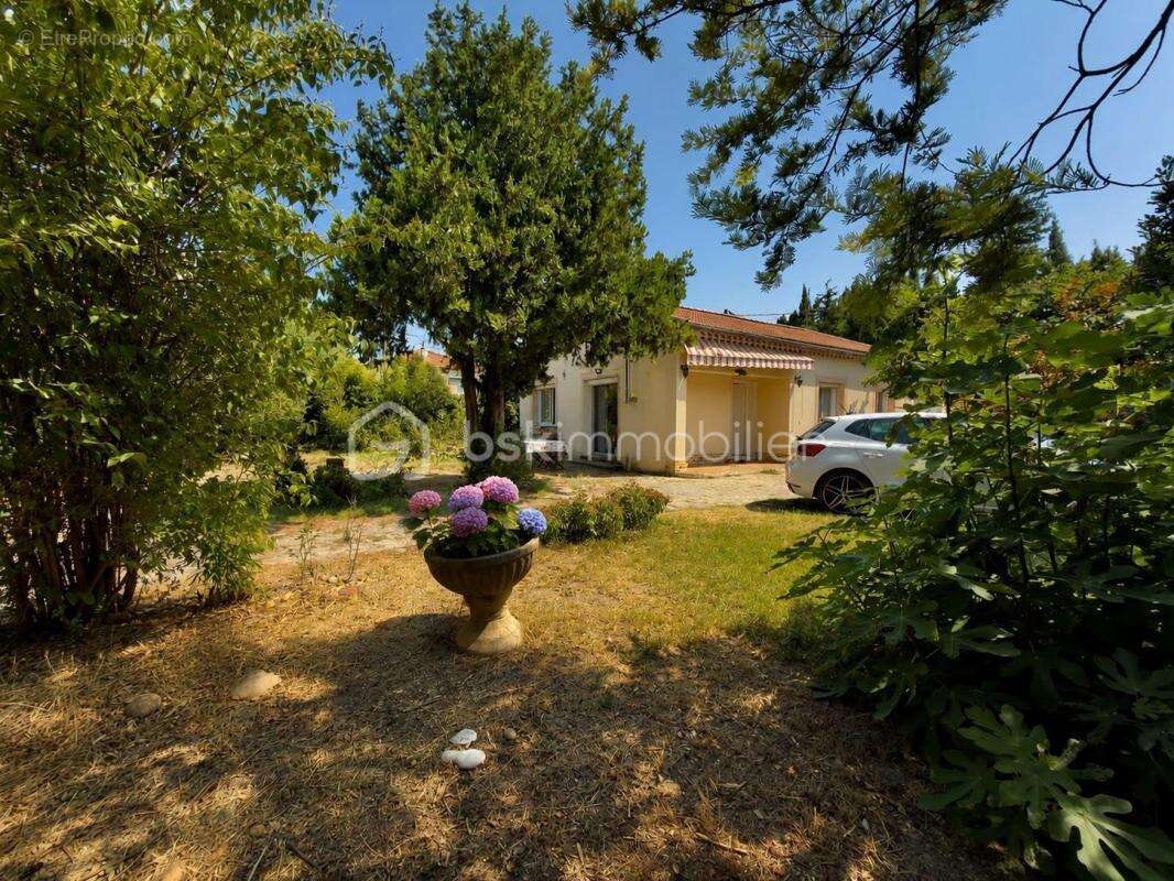 Orange – Maison de plain-pied entièrement rénovée avec jardin arboré et fort potentiel d'évolution - photo 2