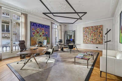 Commerce à PARIS-8E