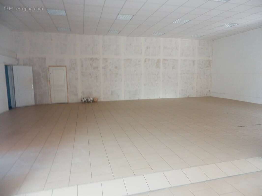 Local d'activités de 730 m²,  3000 m² de terrain - photo 7