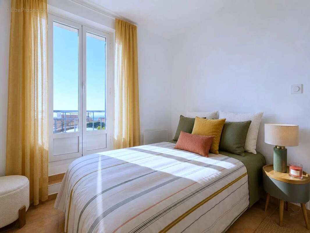 EXCLUSIVITÉ HYERES - Maison de village rénovée avec vue mer au centre historique - Grande cave ! - photo 9
