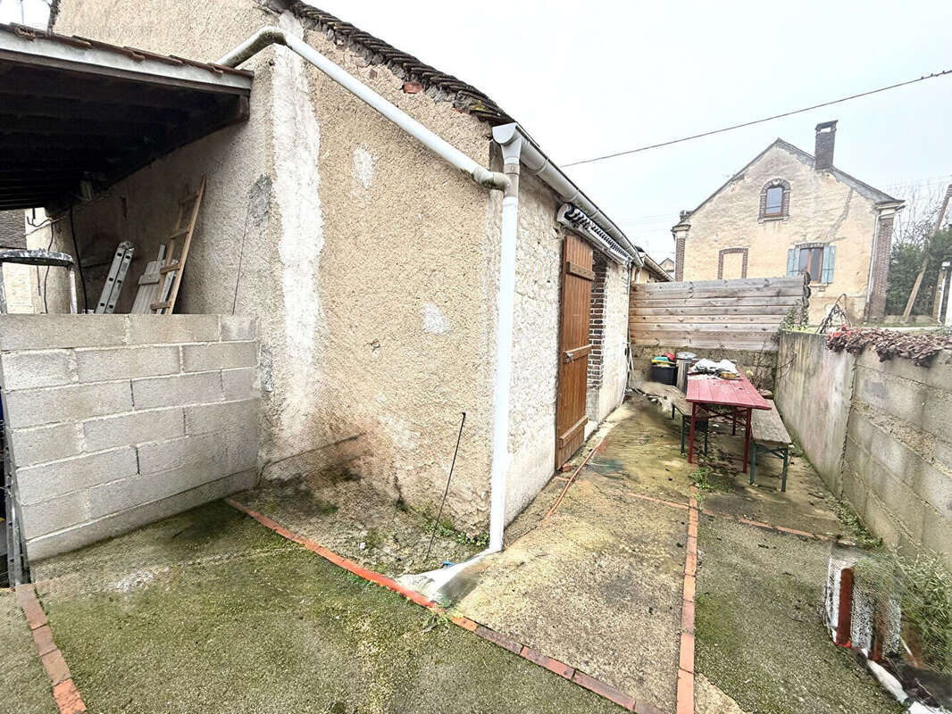 Maison à LAROCHE-SAINT-CYDROINE