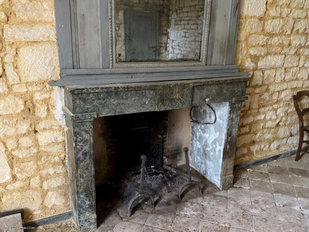 Aile de Vieux Logis du XVI? Siècle à Rénover, Proche de Ruffec - photo 28