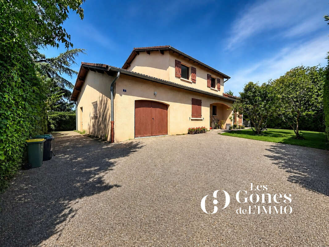 Genas  Maison familiale de 155 m2 avec 4 chambres, jardin de 600 m2, garage et sous-sol - photo 2