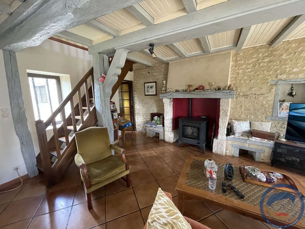 Maison à FONTAINE-LES-BASSETS