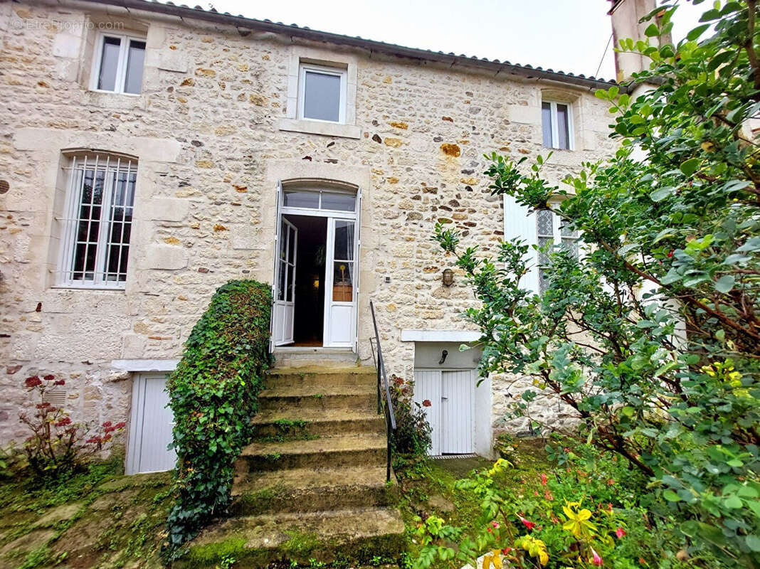 Maison à MORNAC-SUR-SEUDRE