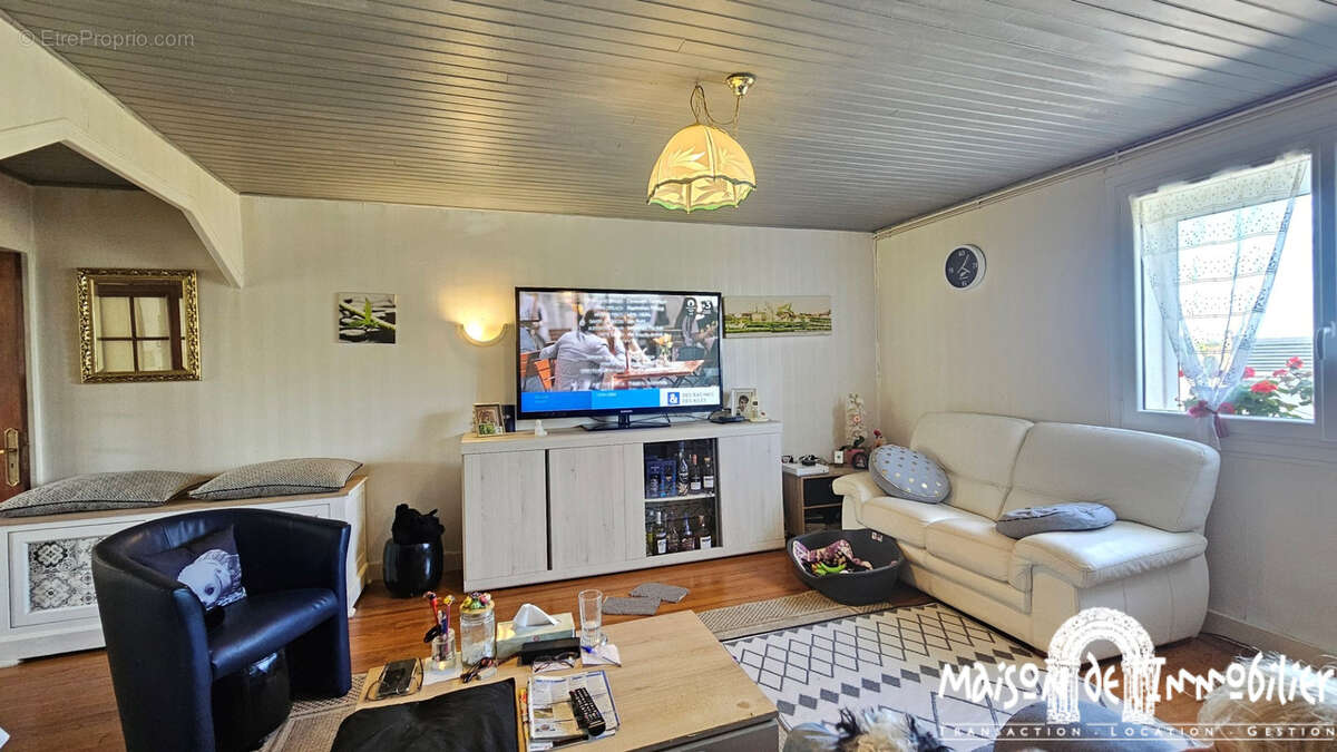 A vendre à CHERVES RICHEMONT - VAL DE COGNAC (16370)  - Maison de village de 6 pièces - 132m2 - Grand jardin arboré - photo 3
