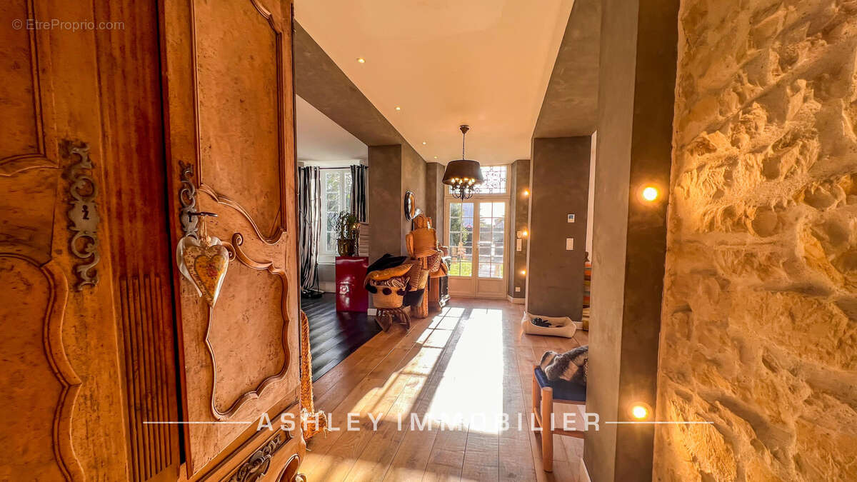 À vendre - maison charentaise du xviiie avec piscine, dépendances et terrain de 2 400 m2 - saint-soulle - photo 12