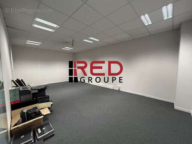 SALLE DE REUNION - Commerce à EGUILLES