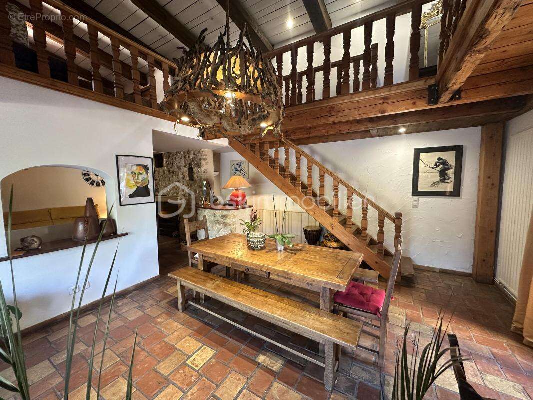 Maison à LA ROQUE-D&#039;ANTHERON