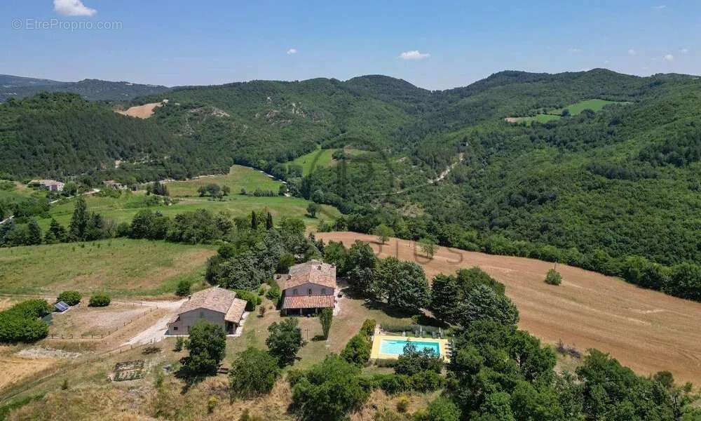 Ferme restaurée du XVIIIe siècle avec 6 chambres + 3 appartements pour invités sur 27 hectares près de Cagli, Marches. Piscine,  - photo 4
