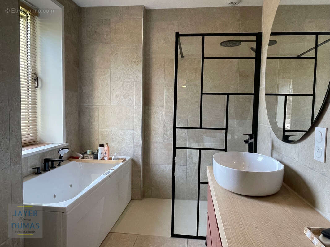ALLERIOT - Magnifique demeure 6 Chambres, vaste Garage et Piscine - - photo 16