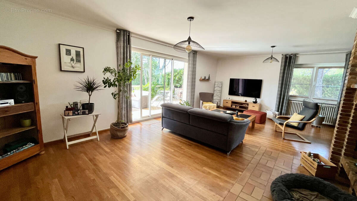 Maison à ENTRAIGUES-SUR-LA-SORGUE