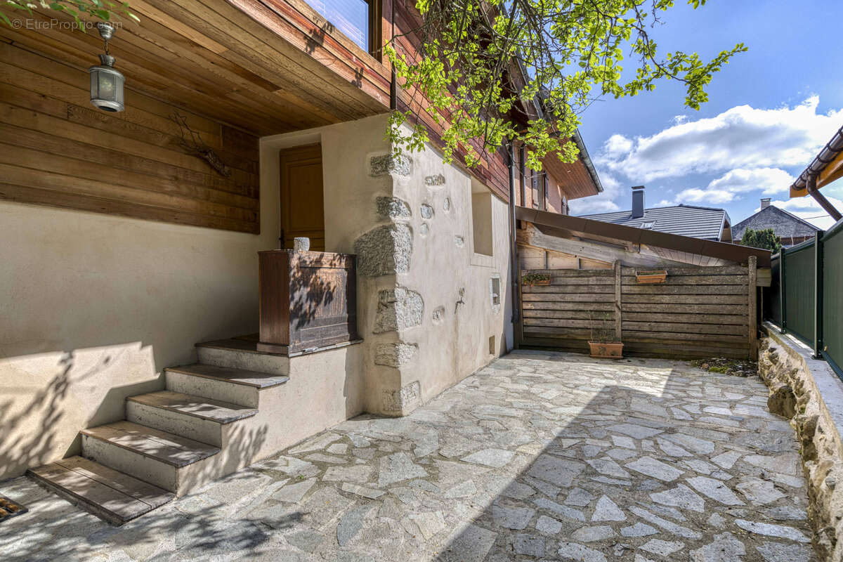 Coup de coeur assuré pour cette maison de village sur les dernières hauteurs de Poisy ! - photo 2