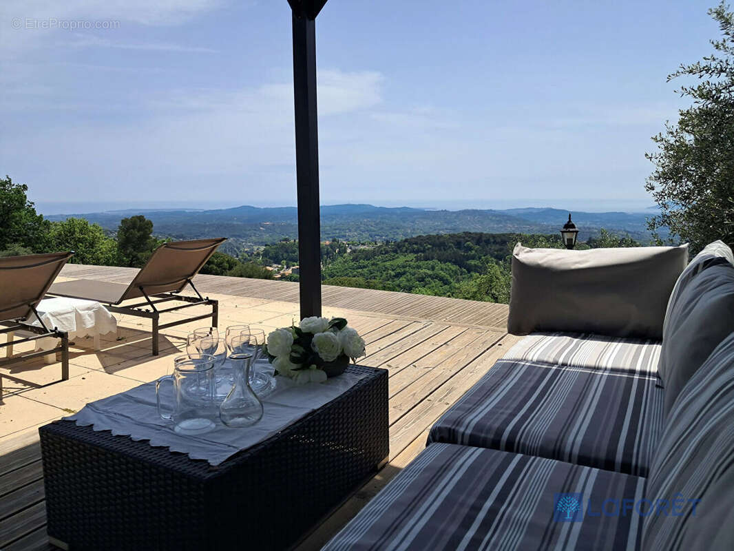 Appartement à CHATEAUNEUF-GRASSE