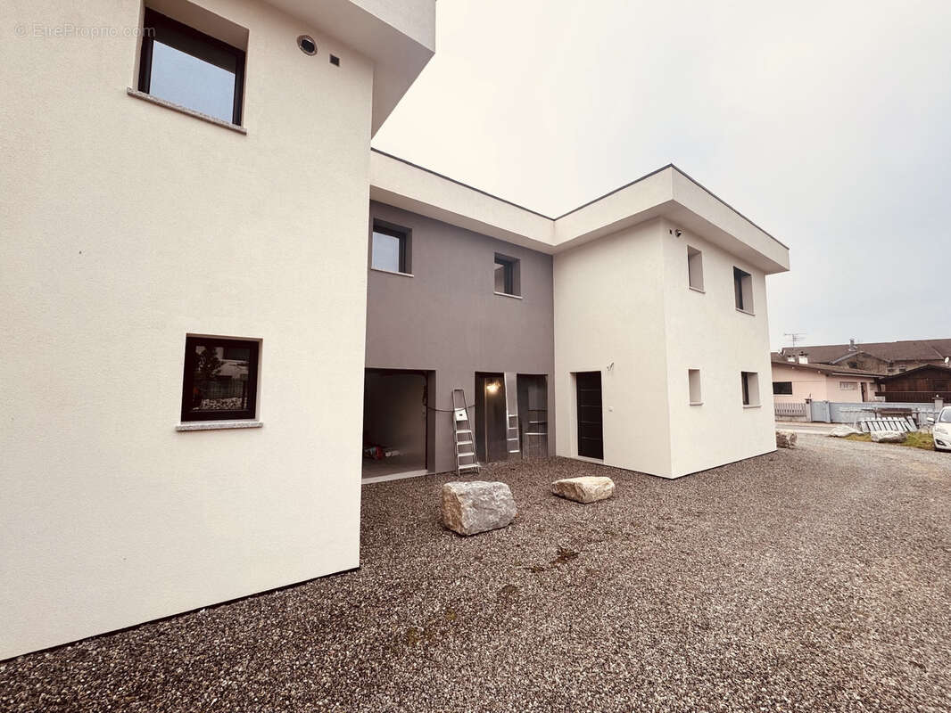 Maison à VETRAZ-MONTHOUX