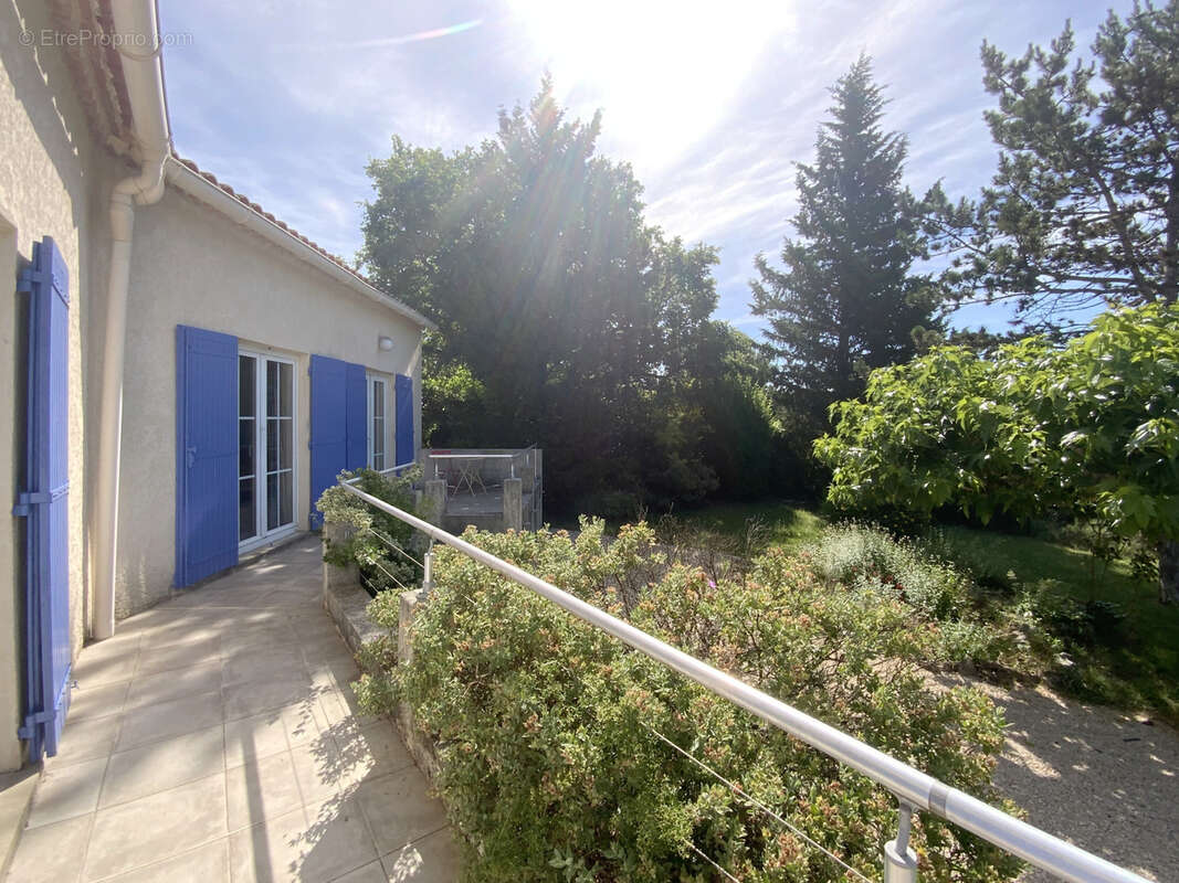 Villa de plain pied au calme , terrain avec piscine et vue dégagée. - photo 13