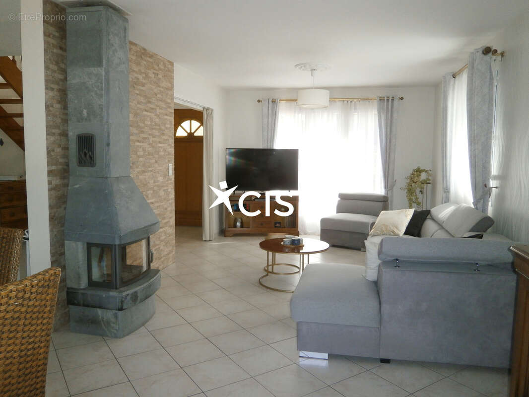 Quartier immaculee  belle propriete de 155m2  sur terrain clos de 4332 m2 avec 2 hangars - photo 2