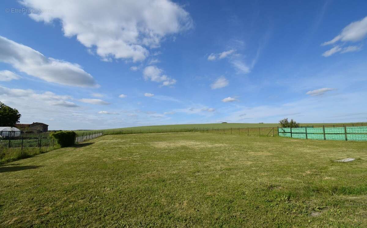 Maison à SAINT-CLEMENT-DE-REGNAT