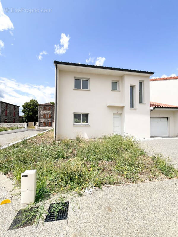 Maison à SAINT-BEAUZIRE