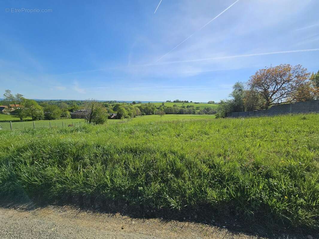 Terrain à OUEILLOUX