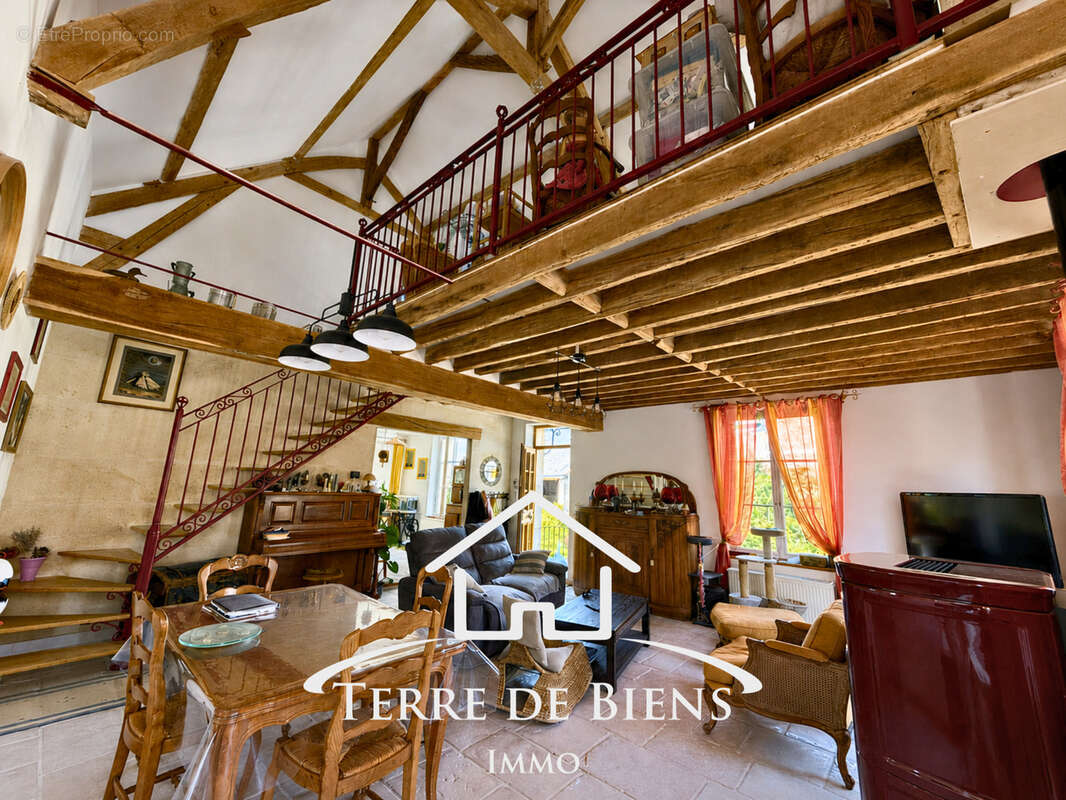 Maison de Caractère avec dépendances et jardin - photo 3