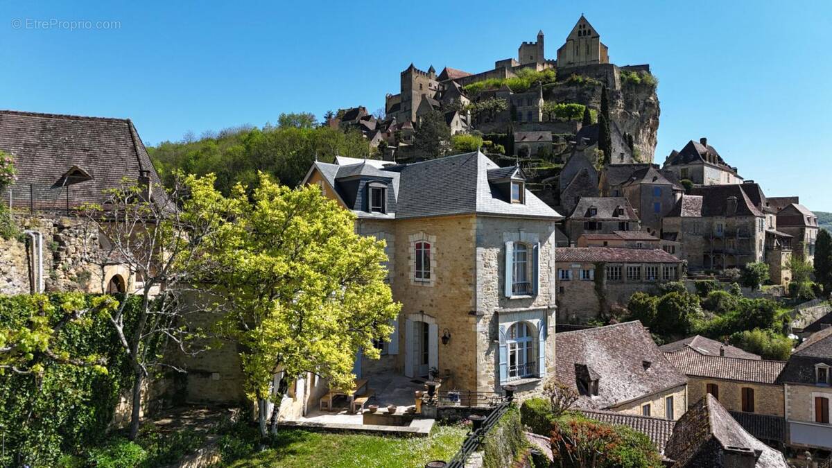 Maison à BEYNAC-ET-CAZENAC