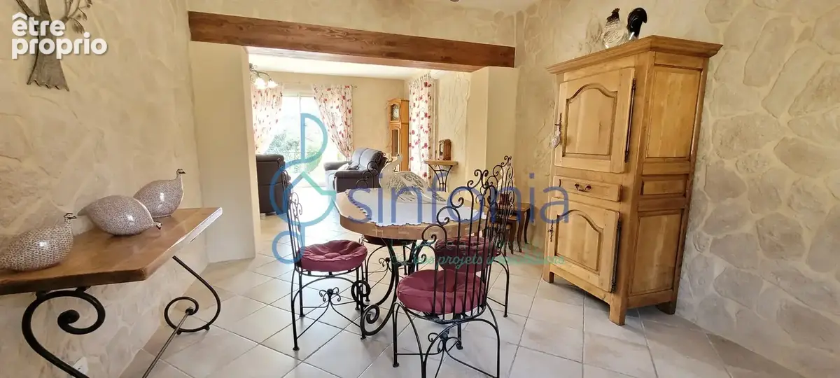 En vente à 6 km d'uzès  propriété familiale de 250 m2 avec piscine et deux espaces de vie indépendants - photo 4
