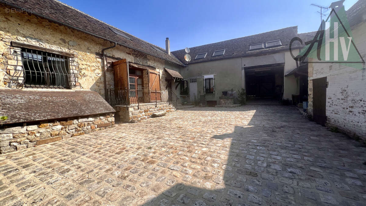 77 - VOULX, Magnifique longère en pierre de 195 m2, jardin de 1816 m2 et dépendances - photo 3