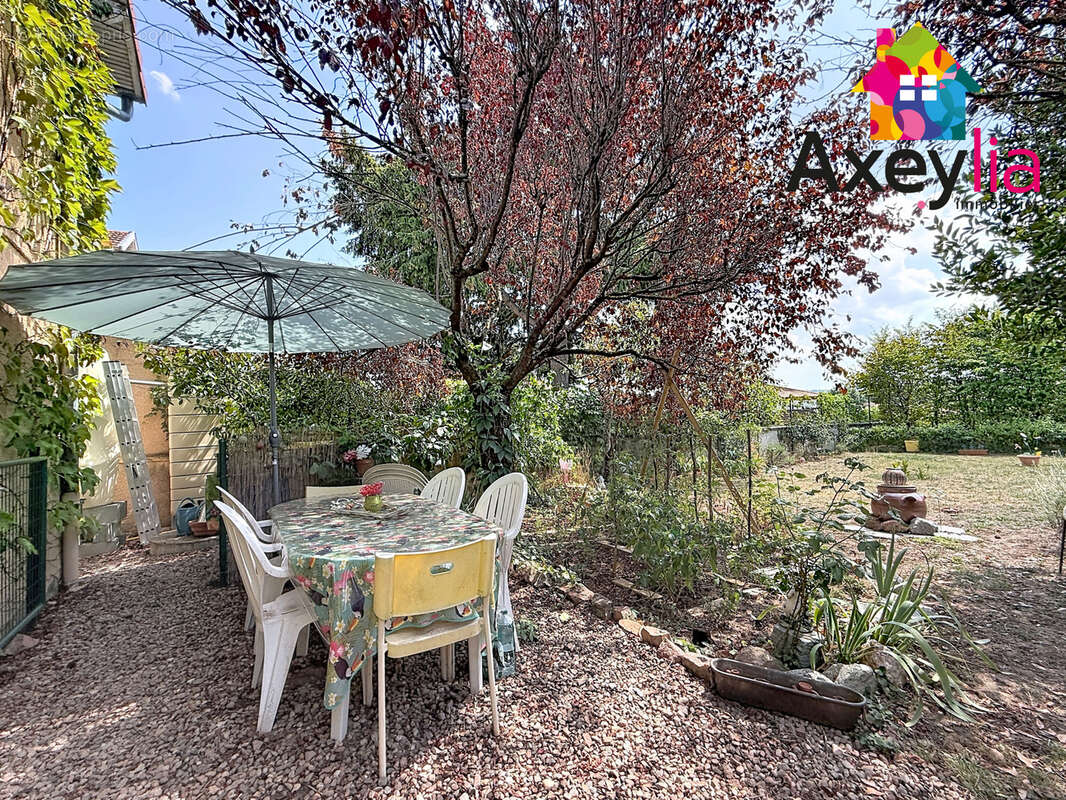 A vendre - riorges - maison avec deux chambres, garage et terrain clos - photo 4