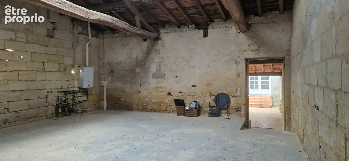 maison avec grand garage piscine et jardin en plein bourg - photo 3