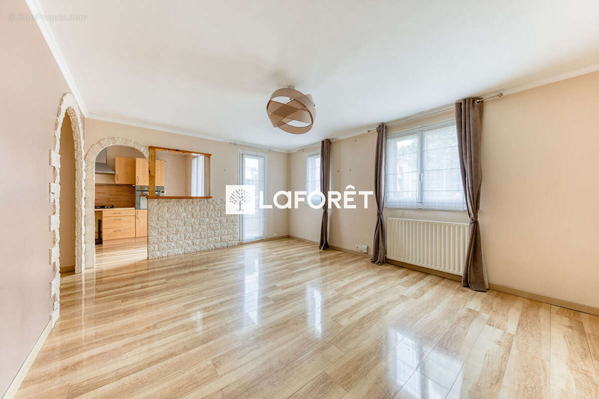 Appartement à PONTAULT-COMBAULT