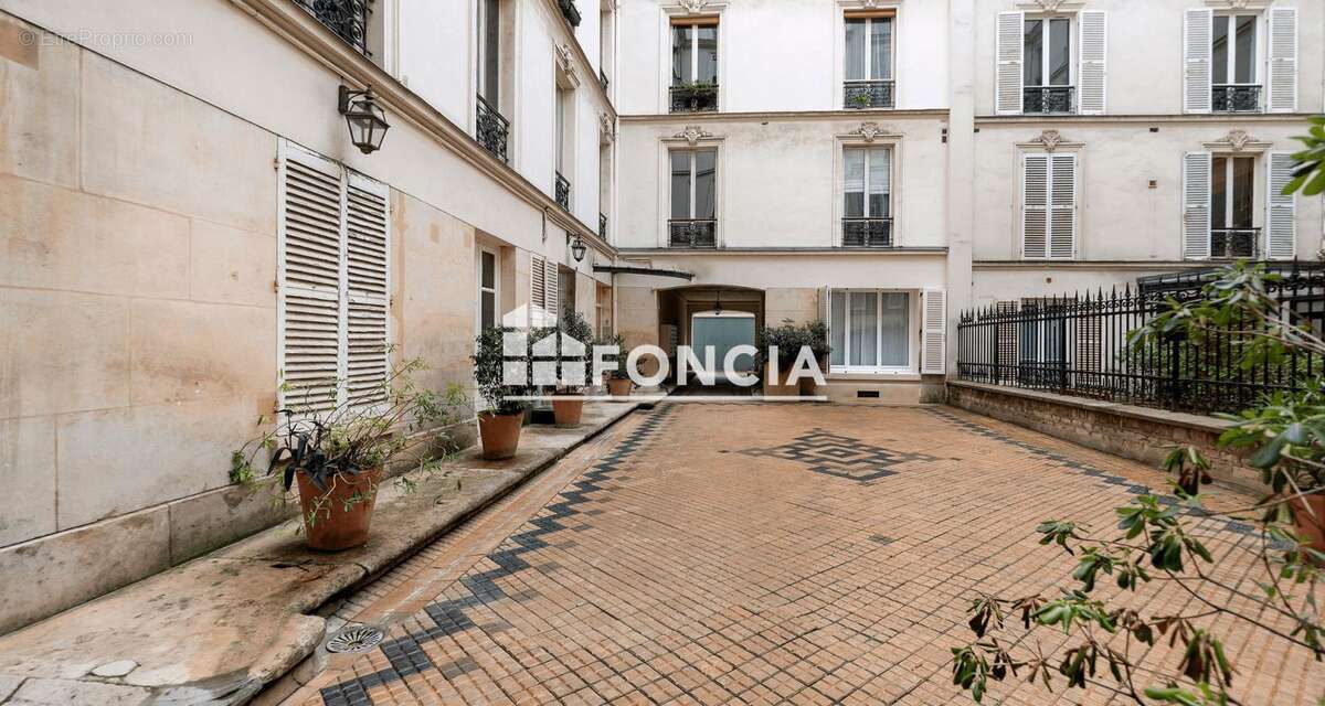 Paris IXème Avenue TRUDAINE charmant 2 pièces au coeur d'un bel immeuble Haussmannien - photo 8