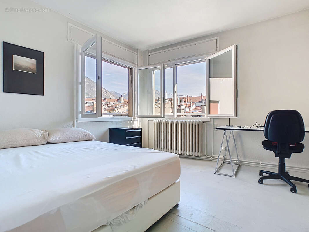 Rare en hypercentre : spacieux T2 en étage élevé avec ascenseur et terrasse - photo 4