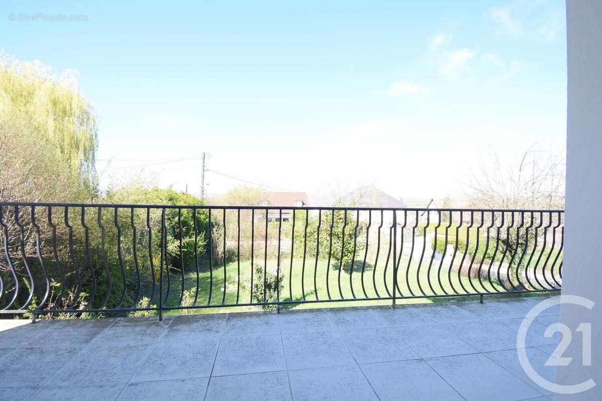 Maison à CREUZIER-LE-VIEUX