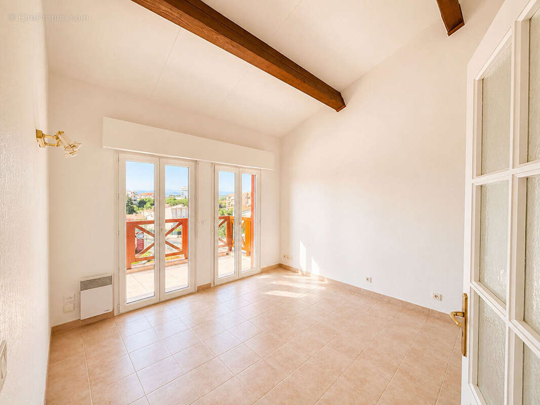 PORT FRÉJUS Duplex avec terrasse, garage et vue dégagée - photo 4