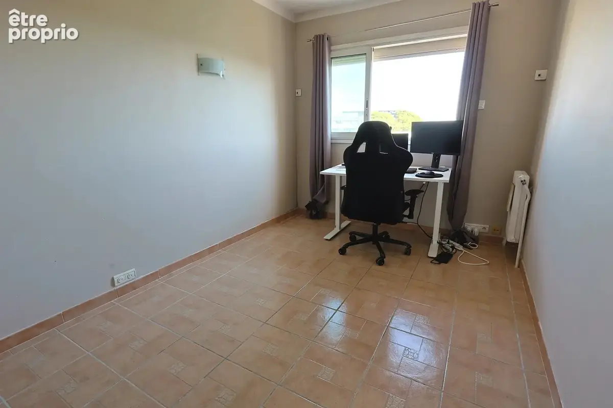 Antibes – Appartement traversant 3/4 pièces en étage élevé, vue mer et verdure - photo 9