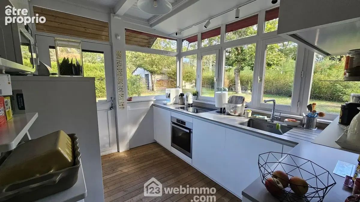 Voici la cuisine 8 m² toute équipée et fonctionnelle.
