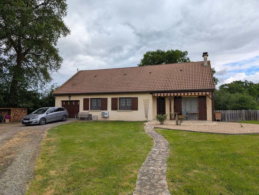 Maison à LUSSAC-LES-EGLISES