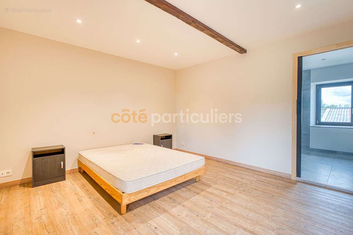 La roche sur yon -- longere en pierre -- 9 pieces -- 5 chambres -- 275 m² -- poutres apparentes -- pierre -- beaux volumes - photo 8
