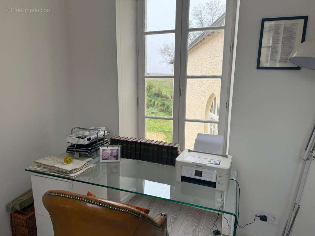 BUREAU - Maison à TUSSON