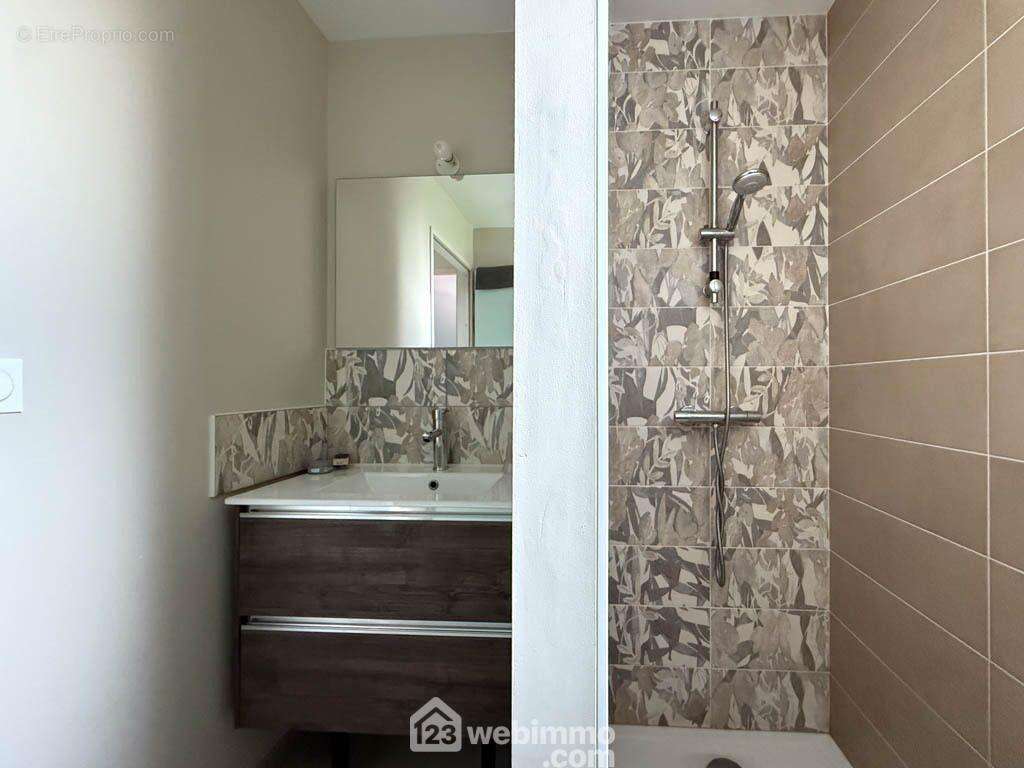 Une SDE moderne avec sa douche à l&#039;italienne. - Maison à MONTOURNAIS