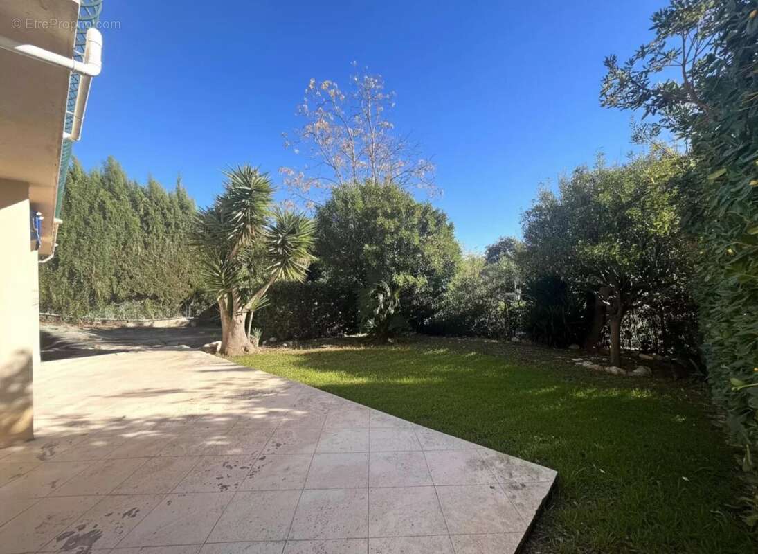 Appartement à EZE