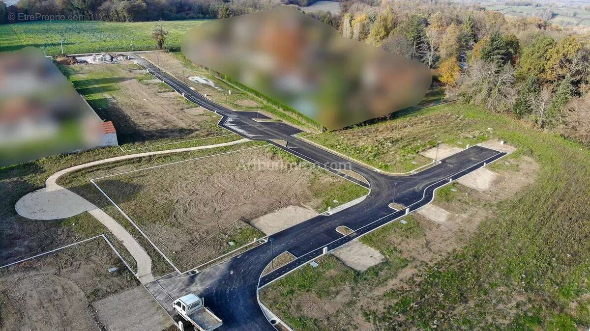 Terrain à LA CHAPELLE-DE-LA-TOUR