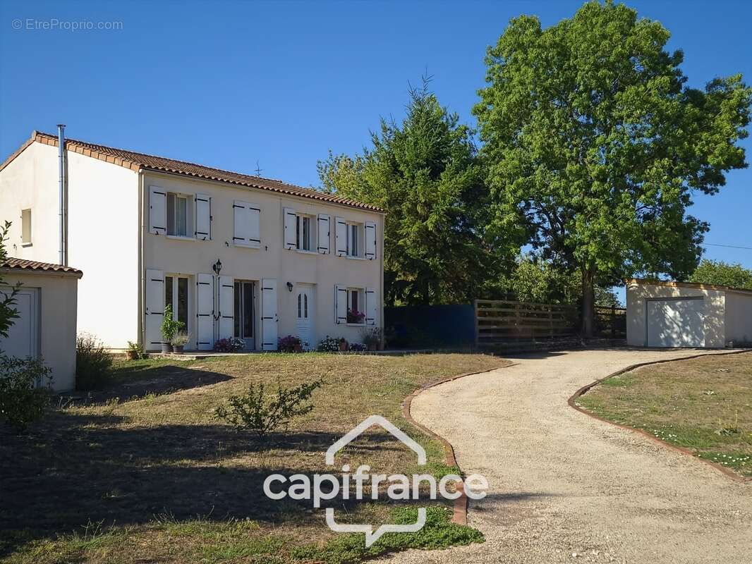 Maison à vendre 6 pièces VARAIZE (17) 4 chambres sur 1500m² de jardin clos avec garage - photo 2