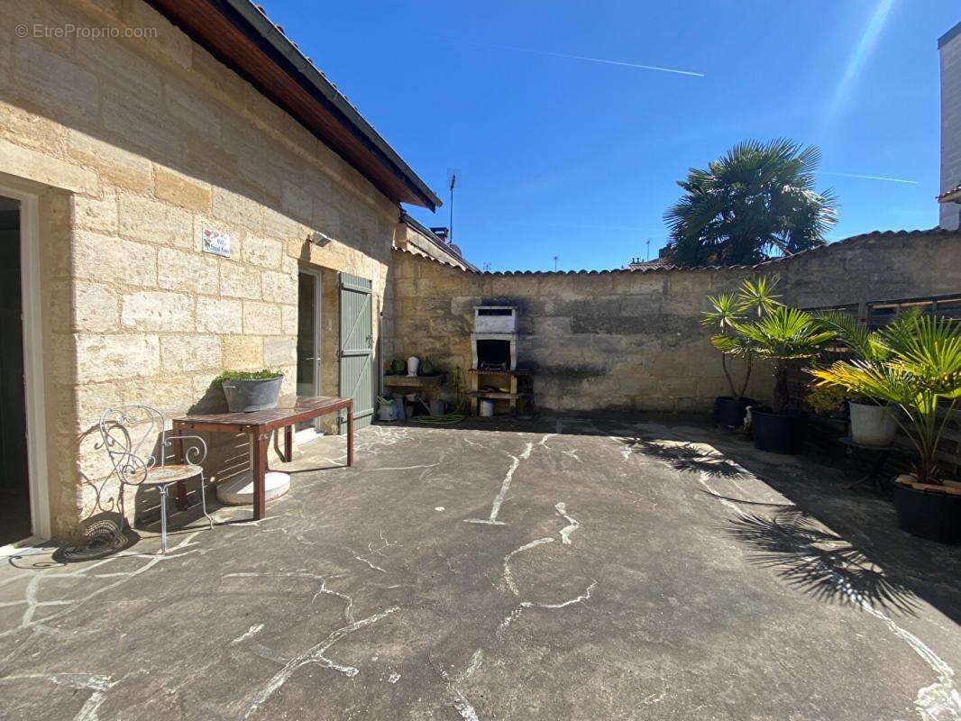 Grand appartement 2 chambres, 3 possibles, avec grande terrasse, grand entrepôt de 134m² qui peut être utilisé en grand garage e - photo 2