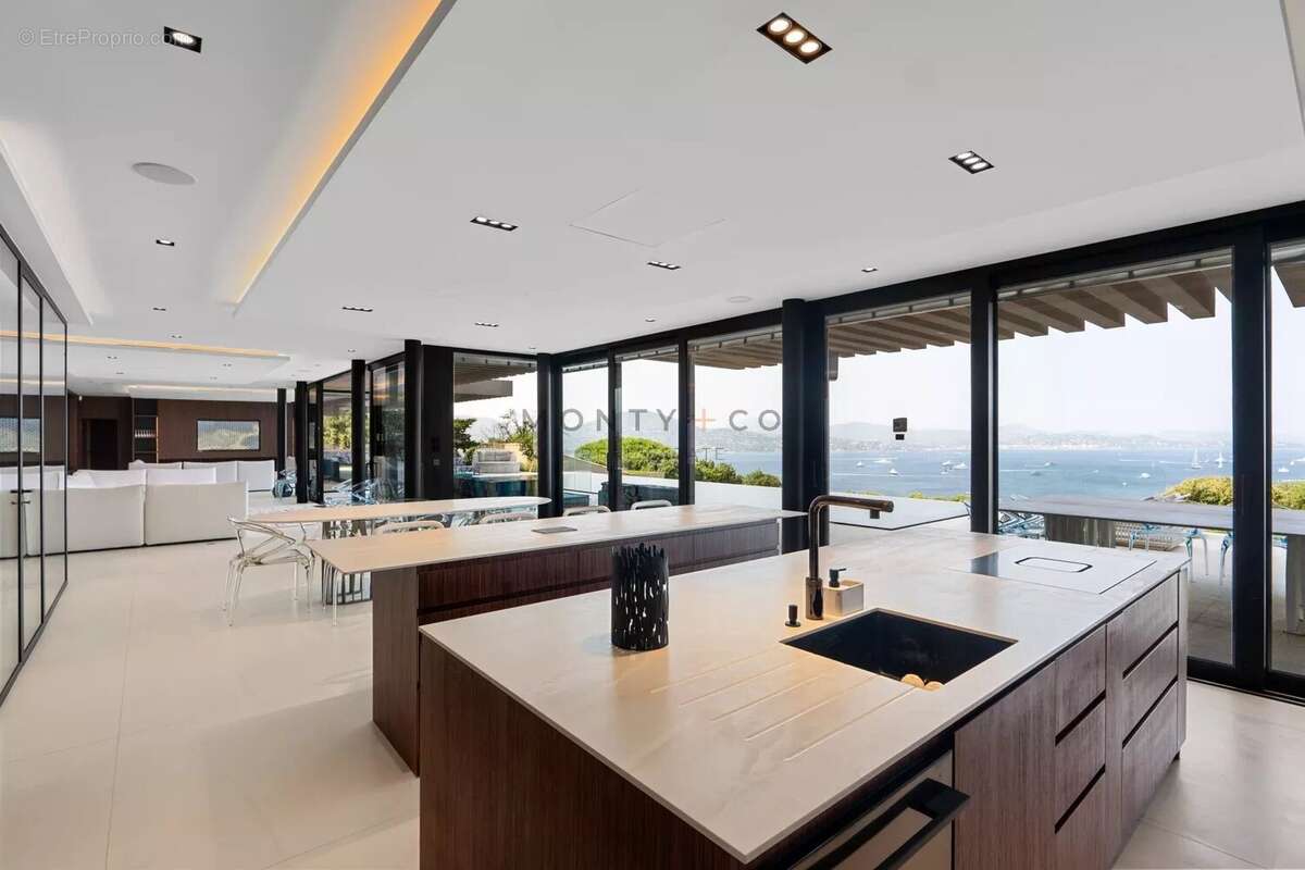 Vue mer à couper le souffle –  Vente propriété contemporaine neuve dans un domaine exclusif aux portes de Saint-Tropez - photo 12