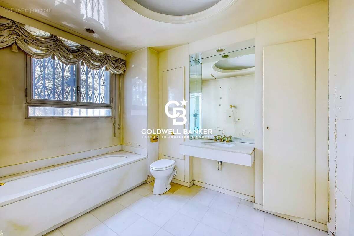 Appartement à PARIS-16E